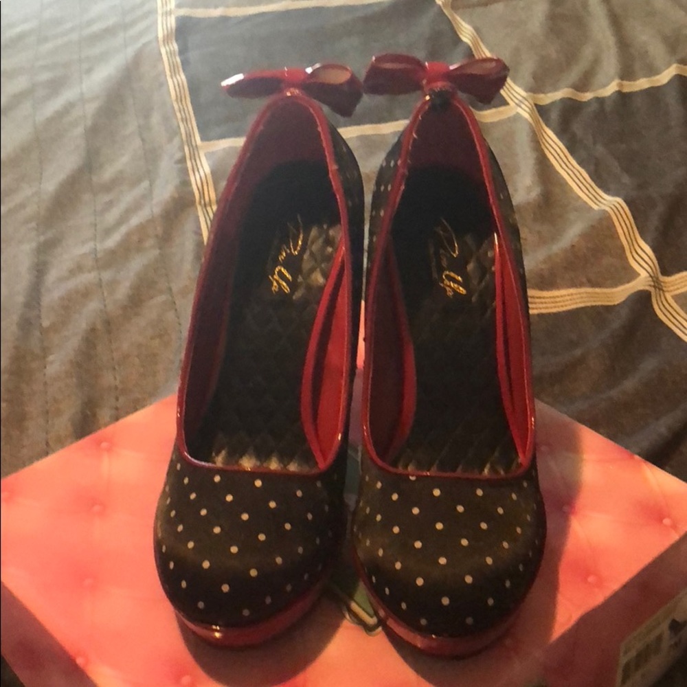 Pin up couture black and red heals